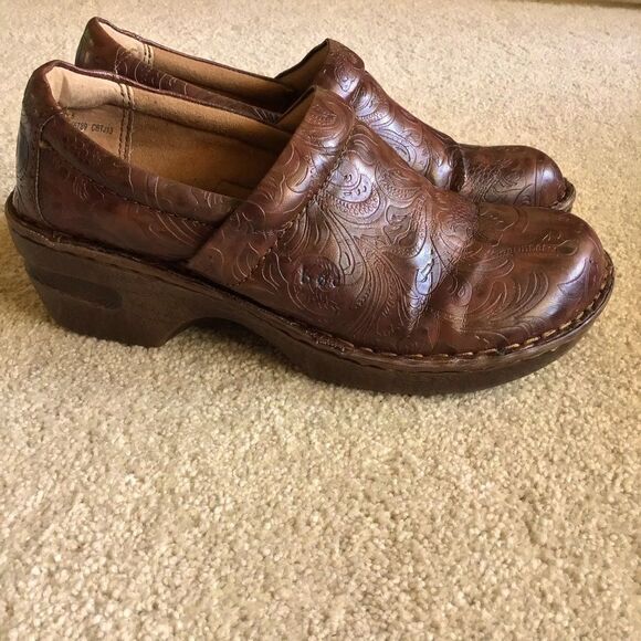 BOC Born Brown Paisley Embossed Leather Slip On Clogs Nurse Shoes - Picture 1 of 8